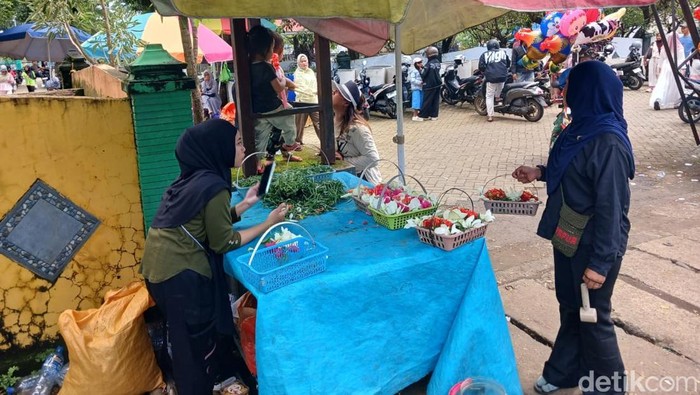 Pedagang bunga ziarah di TPU Islam Paropo Panaikang Kota Makassar.