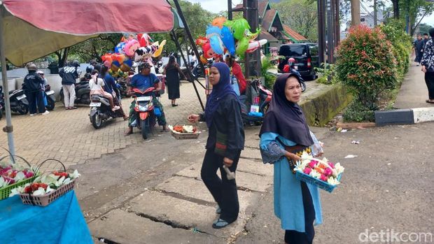 Pedagang bunga ziarah di TPU Islam Paropo Panaikang Kota Makassar. Pedagang bunga ziarah di TPU Islam Paropo Panaikang Kota Makassar.