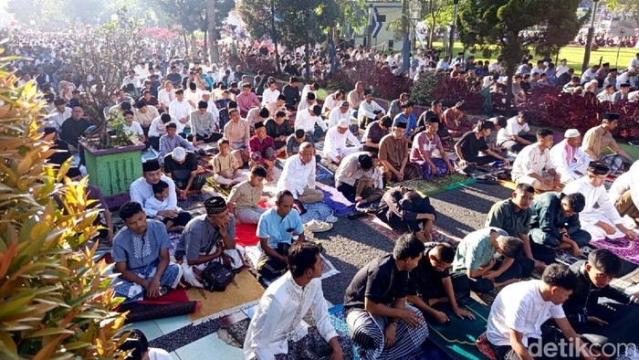 Pelaksanaan Salat Idul Fitri di Alun-alun Ciamis.