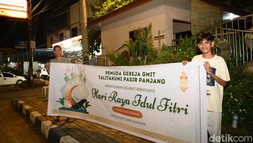 Pemuda gereja menyambut pawai malam takbiran di Kota Kupang, NTT, Jumat (20/3/2026) malam. (Foto: Tasya Berek/detikBali)