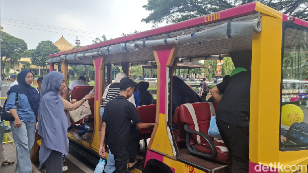 Pengunjung di TMII membeludak pada Sabtu (21/3/2026). Pengunjung di TMII membeludak pada Sabtu (21/3/2026).