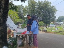Lebaran Bikin Penghasilan Naik, Penjual Kembang di TPU Tanah Kusir Gembira