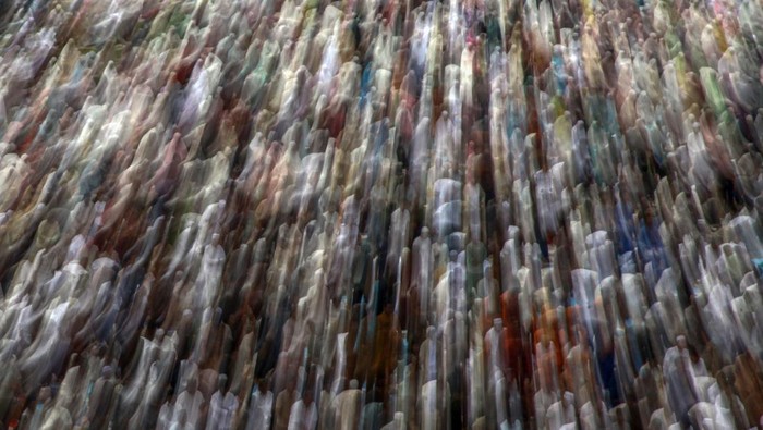 Umat Islam melaksanakan shalat Idul Fitri 1447 H di Stadion Pakansari, Kabupaten Bogor, Jawa Barat, Sabtu (21/3/2026). Shalat Idul Fitri 1 Syawal 1447 H yang dilaksanakan sesuai ketentuan pemerintah tersebut pertama kalinya diadakan di lapangan dalam stadion itu yang dipadati ribuan umat Islam. ANTARA FOTO/Yulius Satria Wijaya/nym.