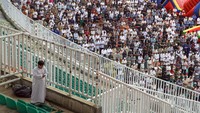 Lapangan stadion yang luas dimanfaatkan untuk menampung ribuan jamaah, sehingga pelaksanaan ibadah dapat berlangsung dengan lebih nyaman. Barisan saf terlihat tertata rapi memenuhi hampir seluruh area lapangan. ANTARA FOTO/YULIUS SATRIA WIJAYA