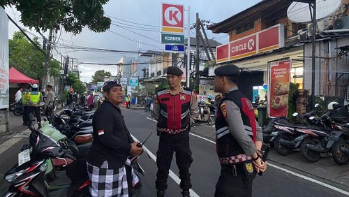 Personel Polda Bali dan pecalang tampak bersinergi menjaga keamanan dan ketertiban selama salat Id di Monang Maning, Denpasar, Sabtu (21/3/2026). (Foto: Dok. Polda Bali)