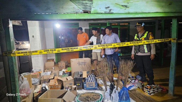 Polisi menggerebek rumah yang dijadikan pembautan petasan berbagai jenis di Desa Blumbungan, Kecamatan Larangan, Pamekasan