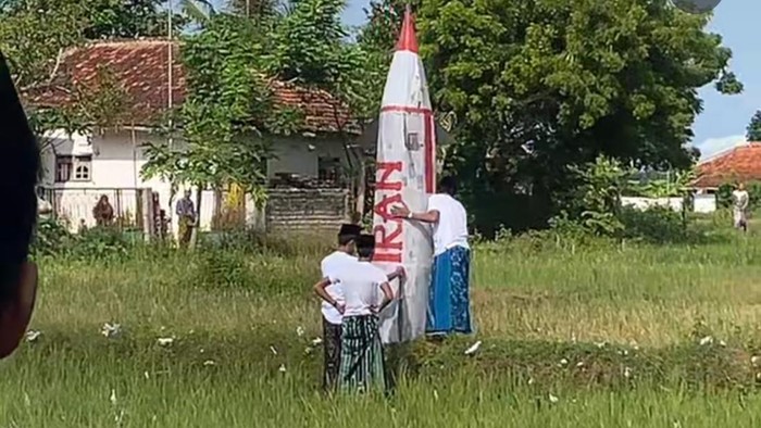 Petasan rudal Iran saat hendak diledakkan setelah salat id di Desa Badung, wilayah Proppo, Pamekasan