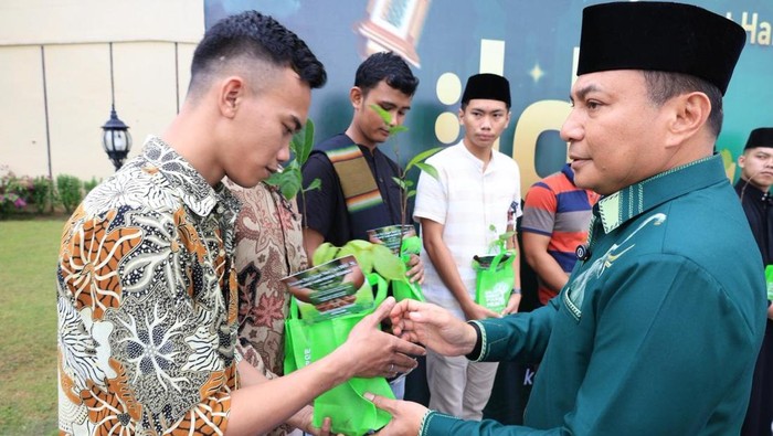 Polda Riau merayakan Lebaran dan Hari Hutan dengan berbagi sedekah THR pohon, Sabtu (21/3/2026).