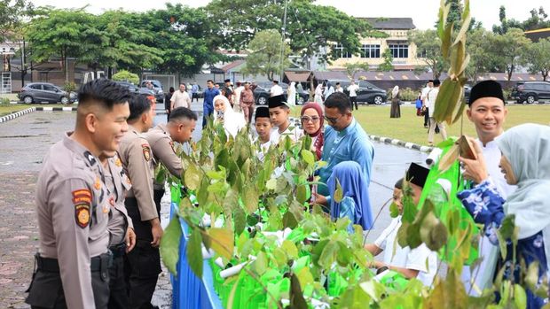 Polda Riau merayakan Lebaran dan Hari Hutan dengan berbagi sedekah 'THR' pohon, Sabtu (21/3/2026).