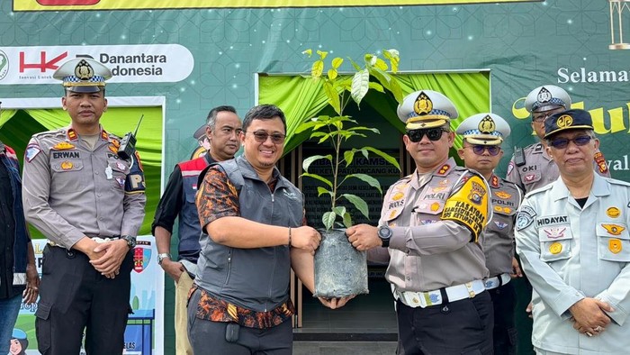 Polisi di Dumai, Kota Dumai, Kabupaten Riau membagikan bibit pohon kepada warga yang melaksanakan Salat Id pada Selasa (20/3/2026).
