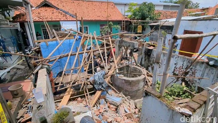 Polisi melakukan olah TKP ledakan petasan di Pekalongan, Sabtu (21/3/2026).