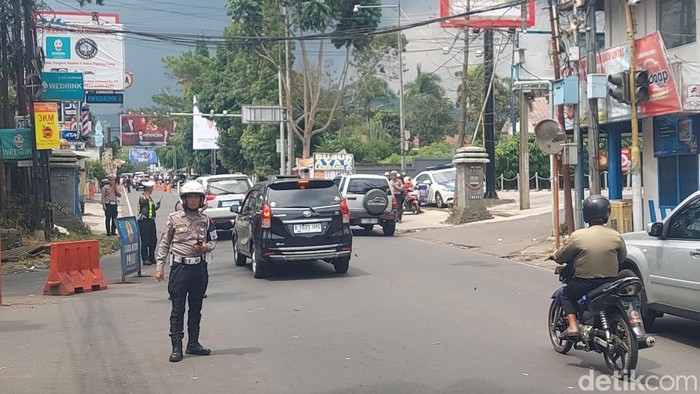 Polisi melakukan skema rekayasa lalu lintas di kawasan wisata Lembang.