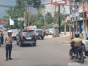 Siasat Polisi Urai Macet di Lembang