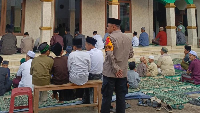 Polisi menggelar pengamanan di sejumlah masjid saat Salat Id di wilayah Klapanunggal, Bogor, Jawa Barat