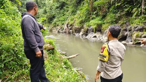 Polisi menunjukkan lokasi siswa SD bernama I Putu Ogy Pramana tewas tenggelam di aliran sungai Tukad Melangit, Jumat (20/3/2026). (Foto: Dok. Polres Gianyar)