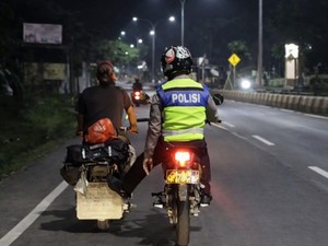 Kala Polisi Pati Bantu Pemudik Vespa Kehabisan BBM di Jalur Pantura