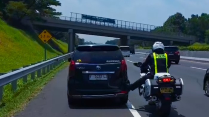 Polisi stut mobil pemudik di Tol Cipali sejauh lebih dari 3 km.