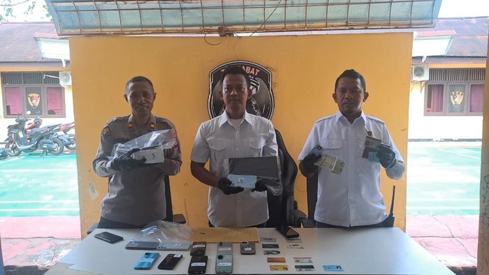 Polres Mimika merilis pengungkapan kasus penjambretan dan pelecehan.