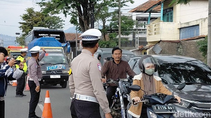Potret arus lalu lintas di Garut pada hari Lebaran 1447 H