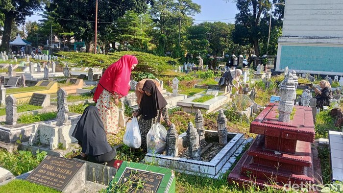 Potret beberapa warga berziarah ke makam di sekitar Masjid Raya Al Mashun (Siti Asyaroh/detikcom)
