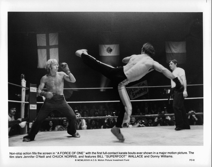 Industri Hollywood berduka dengan kepergian Chuck Norris. Bintang laga kenamaan dunia itu meninggal, kemarin.