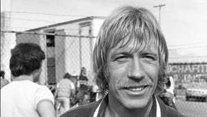 Pada tahun 1980, ia kembali main film aksi bela diri yang disutradarai Eric Karson. Chuck Norris menjadi bintang utamanya sebagai Scott James yang harus menghentikan sekelompok teroris yang dilatih gaya ninja oleh saudara angkatnya. Foto: Dok.IMDb