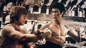 Chuck Norris pernah beradu dengan Bruce Lee dalam film The Way of the Dragon yang tayang pada 1972. Ini potretnya.  Foto: Dok.IMDb