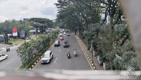 Situasi lalu lintas di Kota Bandung, tepatnya di Jl Dr Djunjunan selepas keluar Gerbang Tol Pasteur nampak masih lengang dari kepadatan kendaraan.