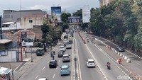 Meski banyak kendaraan berlalu lalang, lalu lintas masih terlihat normal.  