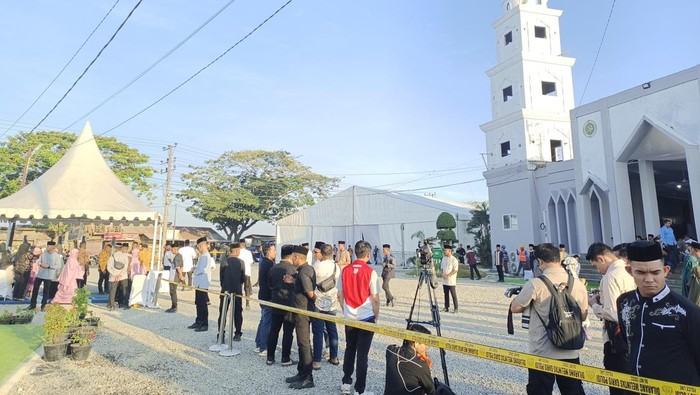 Jemaah mulai berdatangan ke Masjid Darussalam Aceh Tamiang, Sabtu(21/3/2026) (detik.com/Nanda Marbun)