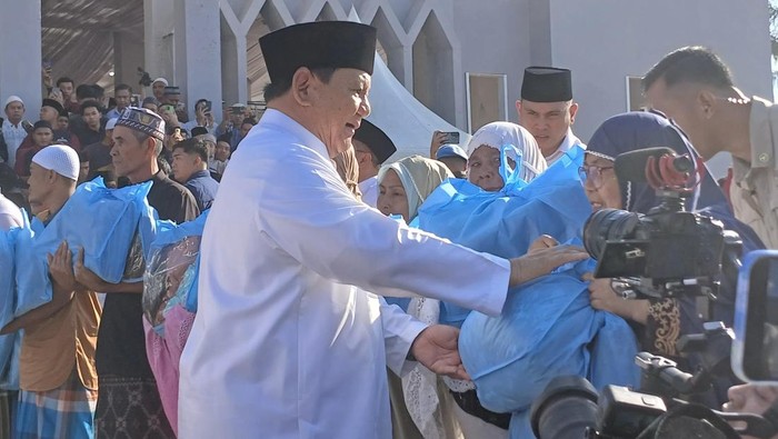 Prabowo sapa jemaah dan bagikan sembako, Sabtu(21/3/2026) (Juita Sinuhaji/detik.com)