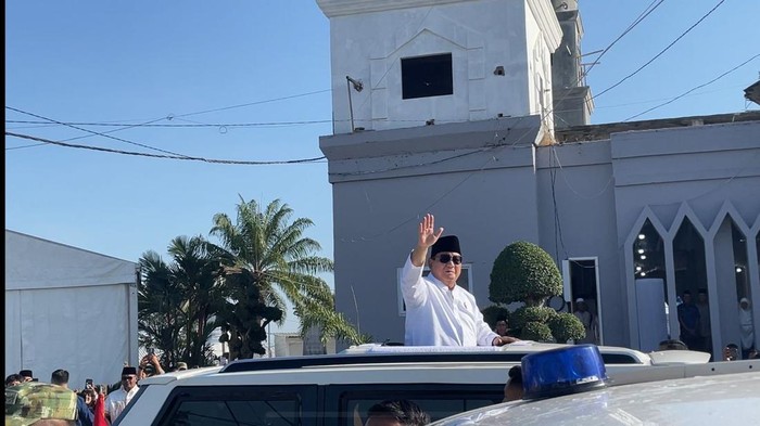 Presiden RI Prabowo Subiato bergerak ke Jakarta melambaikan tangan ke warga Aceh Tamiang (Juita Sinuhaji/detikcom)