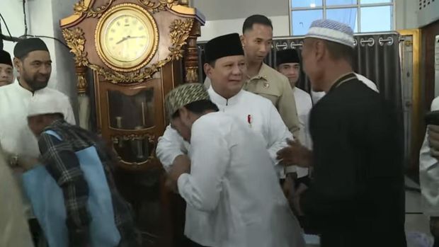 Presiden Prabowo Subianto turut melaksanakan halalbihalal usai menjalani salat Id di Masjid Darussalam, Aceh Tamiang, Aceh Sabtu (21/3/2026). Prabowo menyalami para jemaah di masjid hingga membagikan paket sembako langsung kepada masyarakat.