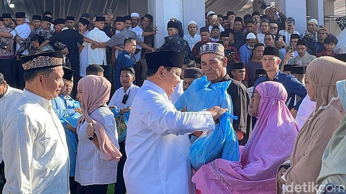 Prabowo saat membagikan paket Lebaran kepada warga di Aceh Tamiang (Nanda Marbun/detikcom)