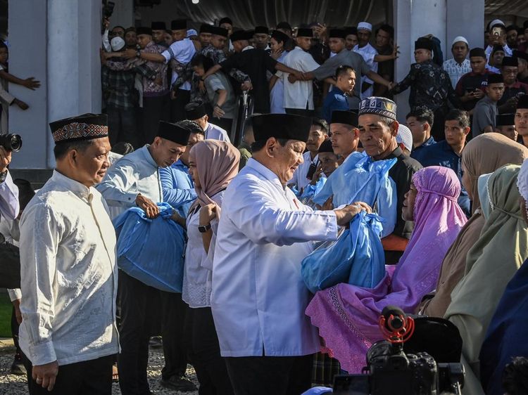 Prabowo Salat Id di Aceh Tamiang, Lanjut Serahkan Bantuan