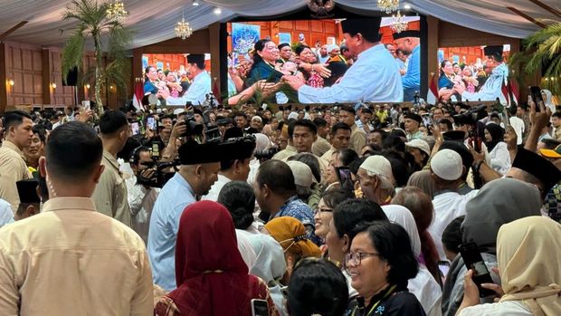 Presiden Prabowo Subianto didampingi putranya Didit Hediprasetyo menghadiri kegiatan open house lebaran di Istana Negara, Jakarta, Sabtu (21/3/2026).