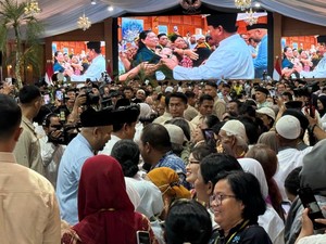 Cerita Warga Ikut Open House Istana: Antre 4,5 Jam, Dapat THR Rp 200 Ribu