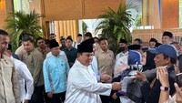 Prabowo dan Didit Salami Warga yang Datang ke Open House Lebaran di Istana