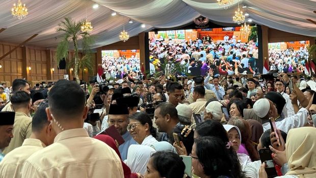 Presiden Prabowo Subianto didampingi putranya Didit Hediprasetyo menghadiri kegiatan open house lebaran di Istana Negara, Jakarta, Sabtu (21/3/2026).