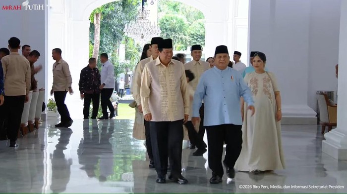 Presiden Prabowo Subianto menyambut Presiden ke-6 Susilo Bambang Yudhoyono (SBY) dan keluarga di Istana Merdeka, Jakarta, Sabtu (21/3/2026).