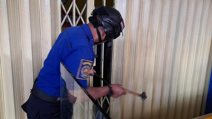 Proses evakuasi dua orang yang terjebak di dalam ruko martabak di Kuningan