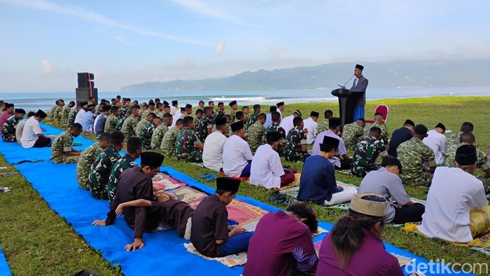 Ratusan warga Pacitan salat id di tepi Pantai Pancer Dorr