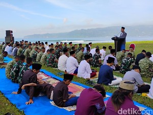 Khusuknya Ratusan Warga Pacitan Salat Id di Tepi Pantai