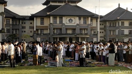 Ribuan jemaah mengikuti salat Id di Lapangan Puspem Badung, Sabtu (21/3/2026). (Foto: Agus Eka/detikBali)