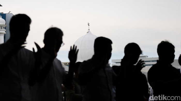 Ribuan umat Islam memadati Masjid Agung Al Azhar untuk melaksanakan Salat Idulfitri pada Sabtu (21/3/2026).

Sejak pagi hari, jemaah telah berdatangan dan memenuhi area dalam masjid hingga meluas ke halaman, bahkan hingga ke luar kawasan. Pelaksanaan salat berlangsung tertib dan khusyuk di bawah cuaca yang cerah.
