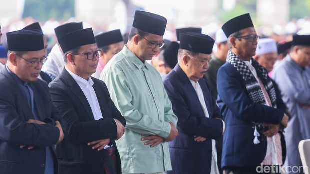 Ribuan umat Islam memadati Masjid Agung Al Azhar untuk melaksanakan Salat Idulfitri pada Sabtu (21/3/2026).Sejak pagi hari, jemaah telah berdatangan dan memenuhi area dalam masjid hingga meluas ke halaman, bahkan hingga ke luar kawasan. Pelaksanaan salat berlangsung tertib dan khusyuk di bawah cuaca yang cerah.