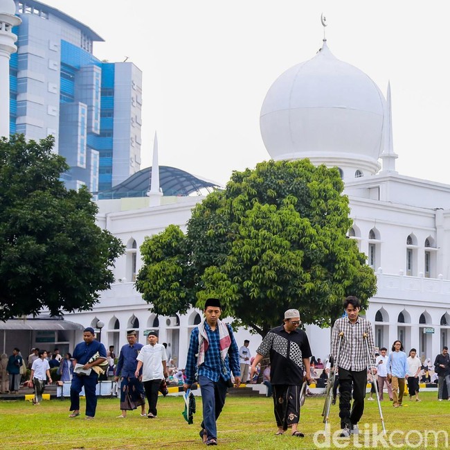 Ribuan Umat Muslim Padati Masjid Al Azhar, Salat Id Berlangsung Khusyuk