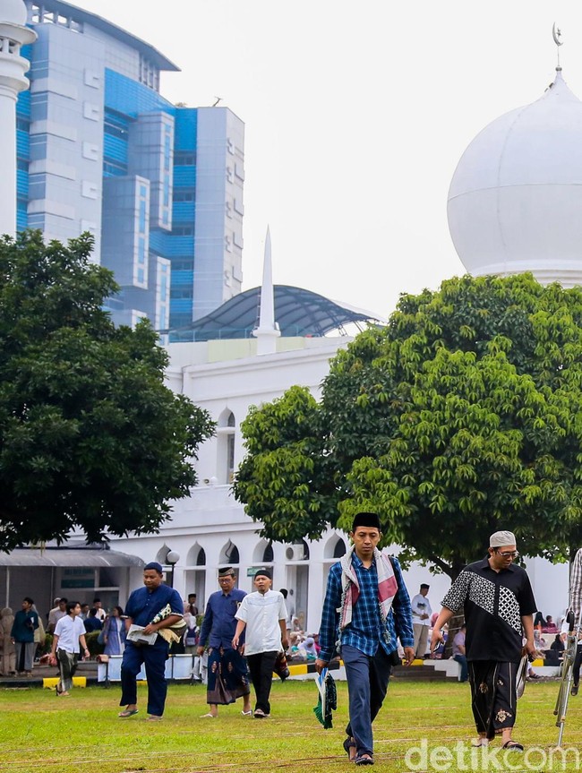 Ribuan Umat Muslim Padati Masjid Al Azhar, Salat Id Berlangsung Khusyuk