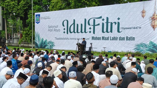 Ribuan umat Islam mengikuti salat Id di Lapangan Bumi Gora, Kantor Gubernur NTB, Sabtu (21/3/2026). (Foto: Dok. Halwi)