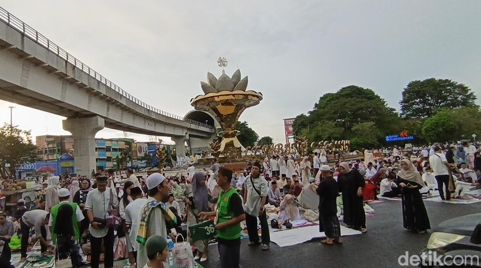 Ribuan warga memadati Masjid Agung untuk melaksanakan Salat Id